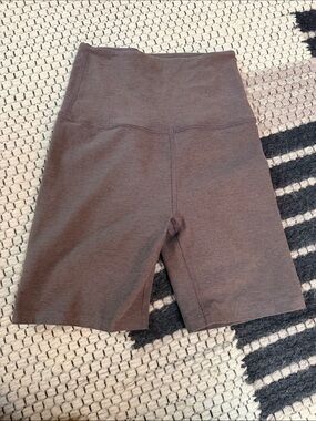 Beyond Yoga High-Rise Bike Shorts in Espresso Brown